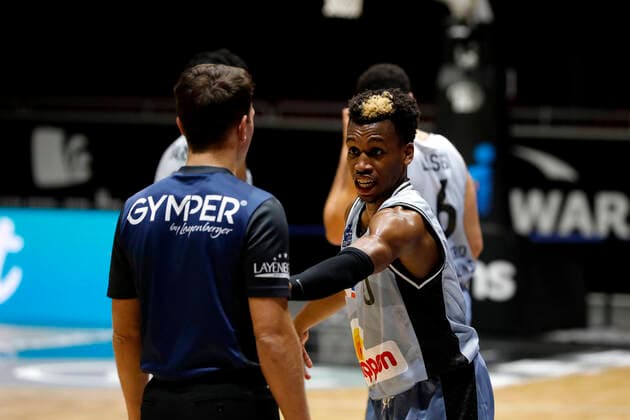 30.12.2021, easyCredit Basketball Bundesliga, BBL, Saison 2021 2022, Herren, Chemnitz Niners - HAKRO Merlins Crailsheim T. J. Shorts, HAKRO Merlins Crailsheim im Gespräch mit dem Schiedsrichter Chemnitz Messe Chemnitz Sachsen Germany