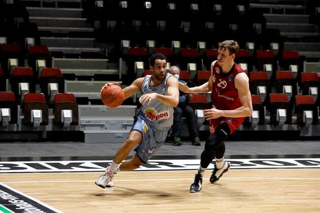 30.12.2021, easyCredit Basketball Bundesliga, BBL, Saison 2021 2022, Herren, Chemnitz Niners - HAKRO Merlins Crailsheim Elias Lasisi, HAKRO Merlins Crailsheim, Mindaugas Susinskas, Niners Chemnitz Chemnitz Messe Chemnitz Sachsen Germany