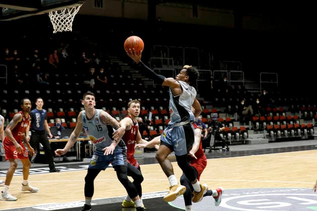 30.12.2021, easyCredit Basketball Bundesliga, BBL, Saison 2021 2022, Herren, Chemnitz Niners - HAKRO Merlins Crailsheim T. J. Shorts, HAKRO Merlins Crailsheim Chemnitz Messe Chemnitz Sachsen Germany