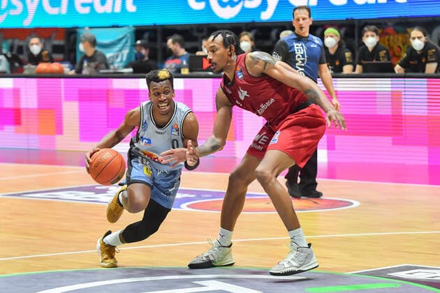 Chemnitz, Deutschland 30. Dezember 2021: 1.BBL - 2021 2022 - Niners Chemnitz vs. Hakro Merlins Crailsheim v. li. im Zweikampf T.J. Shorts II (Crailsheim) und Darion Atkins (Chemnitz) Messe Chemnitz Sachsen Copyright: xFotostandx xDostmannx