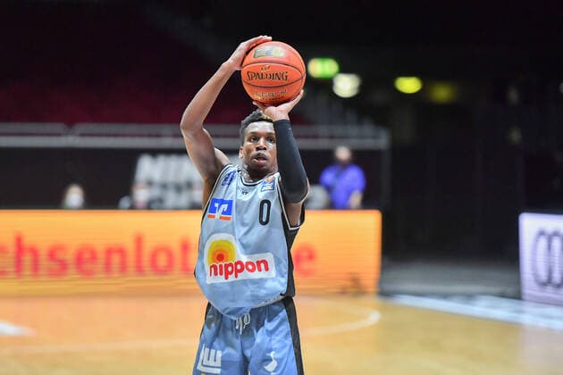 Chemnitz, Deutschland 30. Dezember 2021: 1.BBL - 2021 2022 - Niners Chemnitz vs. Hakro Merlins Crailsheim Freiwurf von T.J. Shorts II (Crailsheim) Messe Chemnitz Sachsen Copyright: xFotostandx xDostmannx