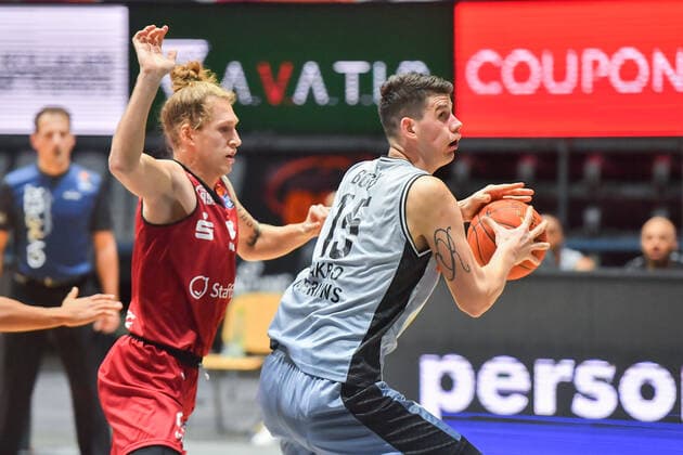 Chemnitz, Deutschland 30. Dezember 2021: 1.BBL - 2021 2022 - Niners Chemnitz vs. Hakro Merlins Crailsheim v. li. im Zweikampf Malte Ziegenhagen (Chemnitz) und Bogdan Radosavljevic (Crailsheim) Messe Chemnitz Sachsen Copyright: xFotostandx xDostmannx