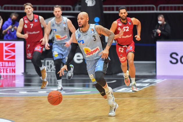 Chemnitz, Deutschland 30. Dezember 2021: 1.BBL - 2021 2022 - Niners Chemnitz vs. Hakro Merlins Crailsheim Maurice Stuckey (Crailsheim) Messe Chemnitz Sachsen Copyright: xFotostandx xDostmannx