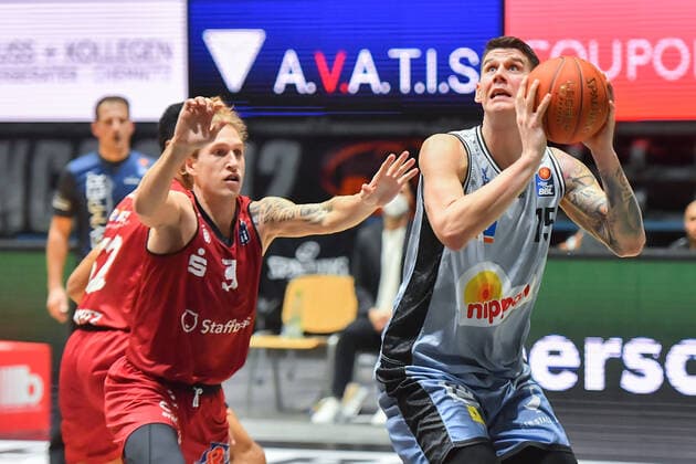 Chemnitz, Deutschland 30. Dezember 2021: 1.BBL - 2021 2022 - Niners Chemnitz vs. Hakro Merlins Crailsheim v. li. im Zweikampf Malte Ziegenhagen (Chemnitz) und Bogdan Radosavljevic (Crailsheim) Messe Chemnitz Sachsen Copyright: xFotostandx xDostmannx