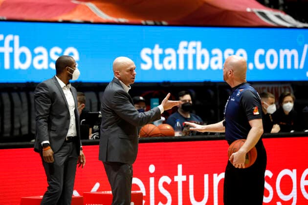 30.12.2021, easyCredit Basketball Bundesliga, BBL, Saison 2021 2022, Herren, Chemnitz Niners - HAKRO Merlins Crailsheim Rodrigo Pastore (Headcoach), Niners Chemnitz diskutiert mit dem Schiedsrichter Chemnitz Messe Chemnitz Sachsen Germany