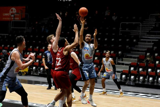 30.12.2021, easyCredit Basketball Bundesliga, BBL, Saison 2021 2022, Herren, Chemnitz Niners - HAKRO Merlins Crailsheim Elias Lasisi, HAKRO Merlins Crailsheim Chemnitz Messe Chemnitz Sachsen Germany