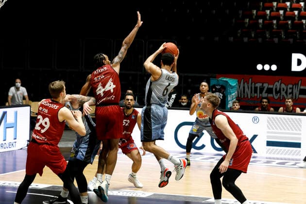 30.12.2021, easyCredit Basketball Bundesliga, BBL, Saison 2021 2022, Herren, Chemnitz Niners - HAKRO Merlins Crailsheim Elias Lasisi, HAKRO Merlins Crailsheim, Darion Atkins, Niners Chemnitz Chemnitz Messe Chemnitz Sachsen Germany