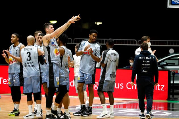 30.12.2021, easyCredit Basketball Bundesliga, BBL, Saison 2021 2022, Herren, Chemnitz Niners - HAKRO Merlins Crailsheim Jubel der Spieler von HAKRO Merlins Crailsheim nach dem Auswärtssieg Chemnitz Messe Chemnitz Sachsen Germany