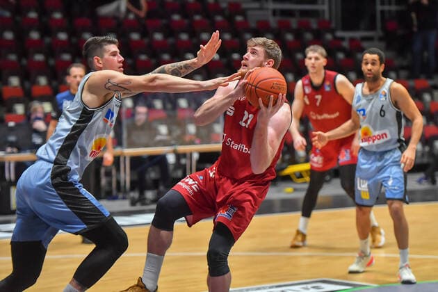 Chemnitz, Deutschland 30. Dezember 2021: 1.BBL - 2021 2022 - Niners Chemnitz vs. Hakro Merlins Crailsheim v. li. im Zweikampf Bogdan Radosavljevic (Crailsheim) und Ivan Karacic (Chemnitz) Messe Chemnitz Sachsen Copyright: xFotostandx xDostmannx