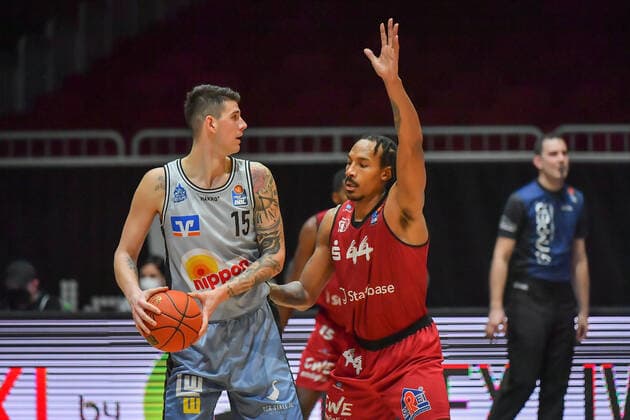 Chemnitz, Deutschland 30. Dezember 2021: 1.BBL - 2021 2022 - Niners Chemnitz vs. Hakro Merlins Crailsheim v. li. im Zweikampf Bogdan Radosavljevic (Crailsheim) und Darion Atkins (Chemnitz) Messe Chemnitz Sachsen Copyright: xFotostandx xDostmannx