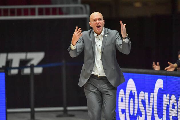 Chemnitz, Deutschland 30. Dezember 2021: 1.BBL - 2021 2022 - Niners Chemnitz vs. Hakro Merlins Crailsheim Trainer Rodrigo Pastore (Chemnitz) Messe Chemnitz Sachsen Copyright: xFotostandx xDostmannx