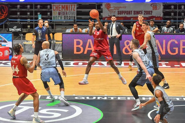 Chemnitz, Deutschland 30. Dezember 2021: 1.BBL - 2021 2022 - Niners Chemnitz vs. Hakro Merlins Crailsheim Frantz Massenat (Chemnitz) Messe Chemnitz Sachsen Copyright: xFotostandx xDostmannx
