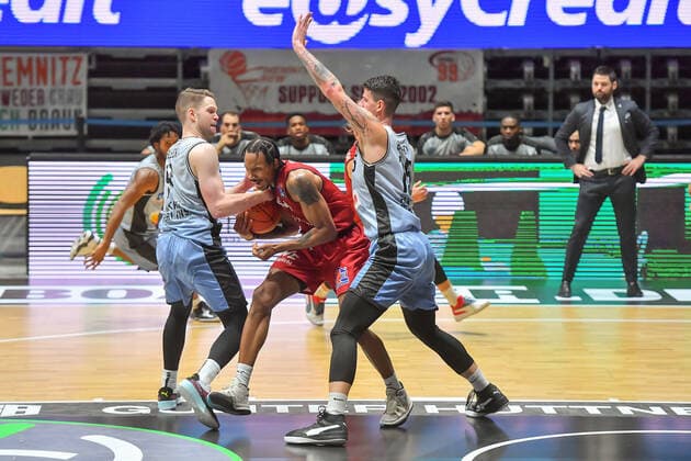 Chemnitz, Deutschland 30. Dezember 2021: 1.BBL - 2021 2022 - Niners Chemnitz vs. Hakro Merlins Crailsheim v. li. im Zweikampf Fabian Bleck (Crailsheim), Darion Atkins (Chemnitz) und Bogdan Radosavljevic (Crailsheim) Messe Chemnitz Sachsen Copyright: xFotostandx xDostmannx