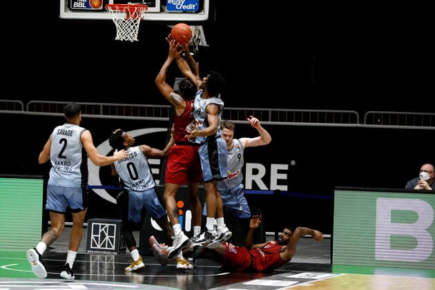 30.12.2021, easyCredit Basketball Bundesliga, BBL, Saison 2021 2022, Herren, Chemnitz Niners - HAKRO Merlins Crailsheim Darion Atkins, Niners Chemnitz, Terrell Harris, HAKRO Merlins Crailsheim Chemnitz Messe Chemnitz Sachsen Germany