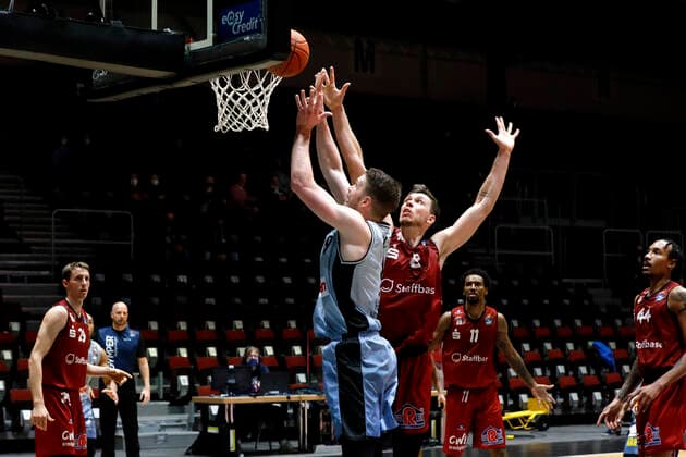 30.12.2021, easyCredit Basketball Bundesliga, BBL, Saison 2021 2022, Herren, Chemnitz Niners - HAKRO Merlins Crailsheim Fabian Bleck, HAKRO Merlins Crailsheim, Jan Niklas Wimberg, Niners Chemnitz Chemnitz Messe Chemnitz Sachsen Germany