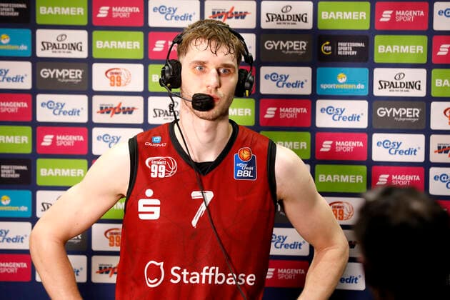 30.12.2021, easyCredit Basketball Bundesliga, BBL, Saison 2021 2022, Herren, Chemnitz Niners - HAKRO Merlins Crailsheim Jonas Richter, Niners Chemnitz beim Interview Chemnitz Messe Chemnitz Sachsen Germany