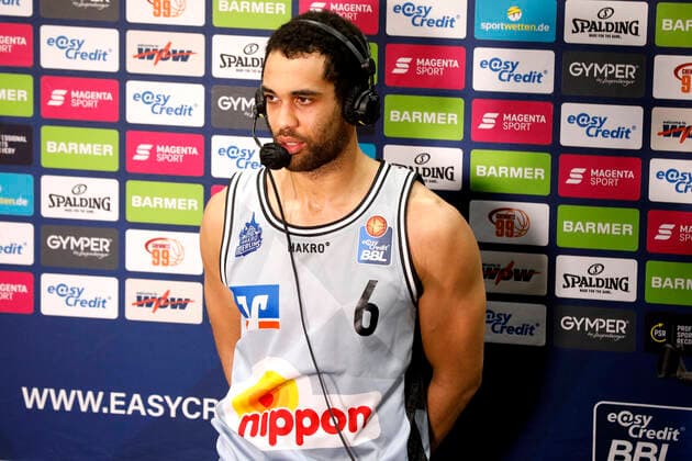 30.12.2021, easyCredit Basketball Bundesliga, BBL, Saison 2021 2022, Herren, Chemnitz Niners - HAKRO Merlins Crailsheim Elias Lasisi, HAKRO Merlins Crailsheim beim Interview Chemnitz Messe Chemnitz Sachsen Germany