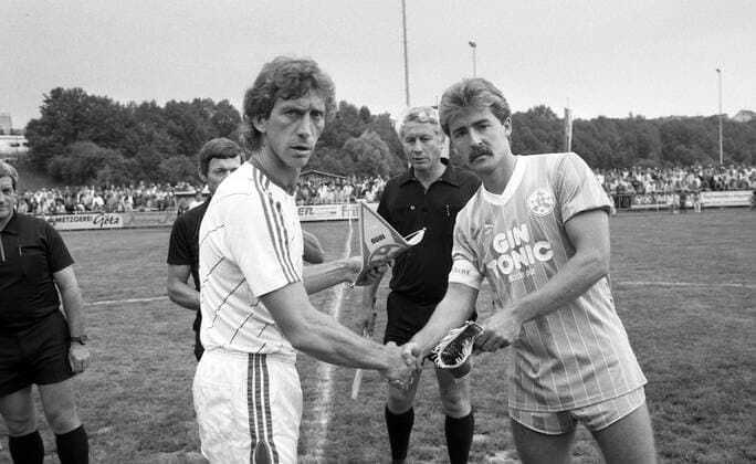 18.07.86 Stuttgarter Kickers - Hamburger SV Deutschland, Stuttgart, 18.07.1986, Fussball, 2. Bundesliga, Testspiel, Stuttgarter Kickers - Hamburger SV: v.l. Ditmar Jakobs (HSV), Dieter Finke (Stuttgarter Kickers).