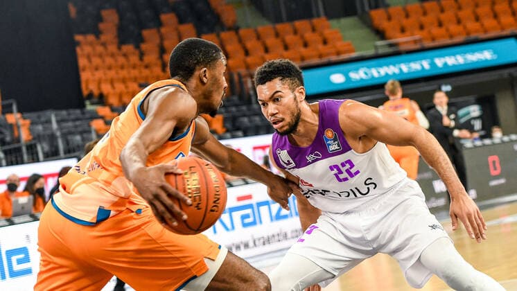 GER, BBL, ratiopharm ulm vs BG Göttingen Goettingen 30.12.2021, ratiopharm arena, Neu-Ulm, GER, BBL, ratiopharm ulm vs BG Göttingen Goettingen, im Bild Semaj Christon (Ulm, 0), Stephen Brown Jr. (Goettingen, 22)