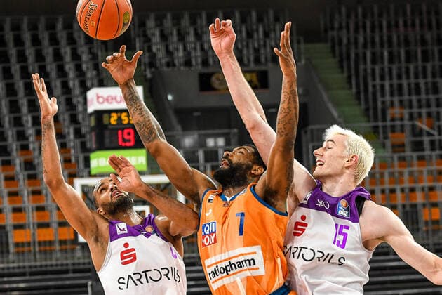 GER, BBL, ratiopharm ulm vs BG Göttingen Goettingen 30.12.2021, ratiopharm arena, Neu-Ulm, GER, BBL, ratiopharm ulm vs BG Göttingen Goettingen, im Bild Kampf um den Rebound, Akeem Vargas (Goettingen, 8), Sindarius Thornwell (Ulm, 7), Philipp Hartwich (Goettingen, 15)