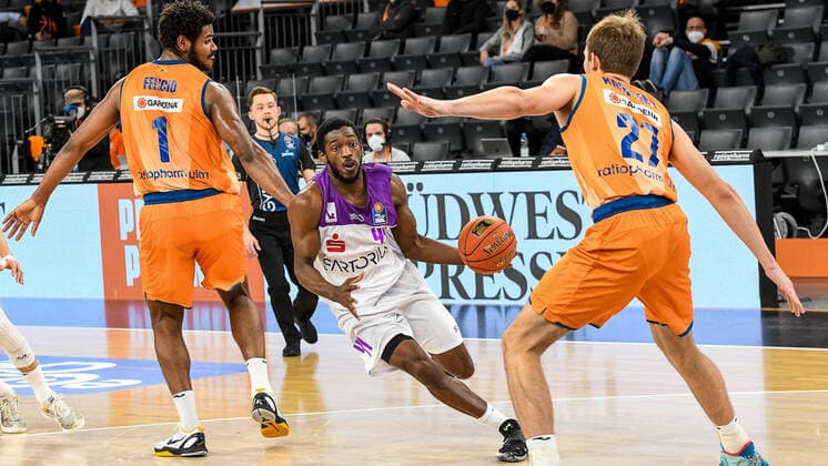 GER, BBL, ratiopharm ulm vs BG Göttingen Goettingen 30.12.2021, ratiopharm arena, Neu-Ulm, GER, BBL, ratiopharm ulm vs BG Göttingen Goettingen, im Bild Cristiano Felicio (Ulm, 1), Kamar Baldwin (Goettingen, 44), Moritz Krimmer (Ulm, 27)