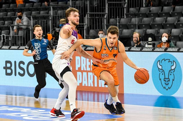 GER, BBL, ratiopharm ulm vs BG Göttingen Goettingen 30.12.2021, ratiopharm arena, Neu-Ulm, GER, BBL, ratiopharm ulm vs BG Göttingen Goettingen, im Bild Jake Toolson (Goettingen, 2), Fedor Zugic (Ulm, 44)