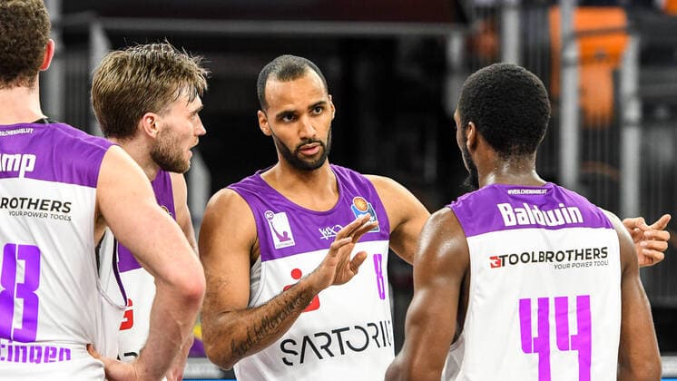 GER, BBL, ratiopharm ulm vs BG Göttingen Goettingen 30.12.2021, ratiopharm arena, Neu-Ulm, GER, BBL, ratiopharm ulm vs BG Göttingen Goettingen, im Bild Jake Toolson (Goettingen, 2), Akeem Vargas (Goettingen, 8), Kamar Baldwin (Goettingen, 44)
