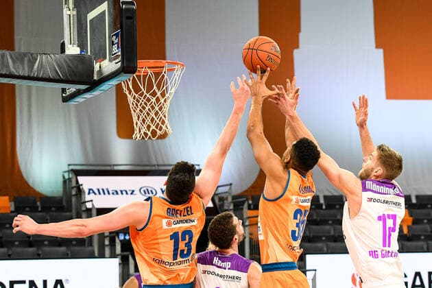 GER, BBL, ratiopharm ulm vs BG Göttingen Goettingen 30.12.2021, ratiopharm arena, Neu-Ulm, GER, BBL, ratiopharm ulm vs BG Göttingen Goettingen, im Bild Kampf um den Rebound, Nicolas Bretzel (Ulm, 13), Karim Jallow (Ulm, 35), Mathis Mönninghoff Moenninghoff (Goettingen, 17)