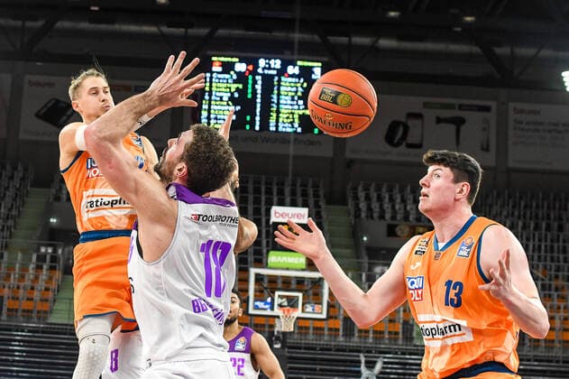 GER, BBL, ratiopharm ulm vs BG Göttingen Goettingen 30.12.2021, ratiopharm arena, Neu-Ulm, GER, BBL, ratiopharm ulm vs BG Göttingen Goettingen, im Bild Thomas Klepeisz (Ulm, 22), Harper Kamp (Goettingen, 18), Nicolas Bretzel (Ulm, 13)