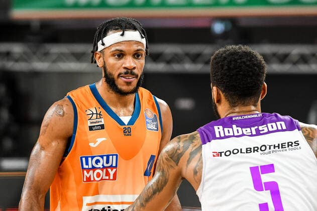 GER, BBL, ratiopharm ulm vs BG Göttingen Goettingen 30.12.2021, ratiopharm arena, Neu-Ulm, GER, BBL, ratiopharm ulm vs BG Göttingen Goettingen, im Bild Jaron Blossomgame (Ulm, 4), Jeff Roberson (Goettingen, 5)