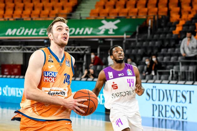 GER, BBL, ratiopharm ulm vs BG Göttingen Goettingen 30.12.2021, ratiopharm arena, Neu-Ulm, GER, BBL, ratiopharm ulm vs BG Göttingen Goettingen, im Bild Philipp Herkenhoff (Ulm, 14), Kamar Baldwin (Goettingen, 44)