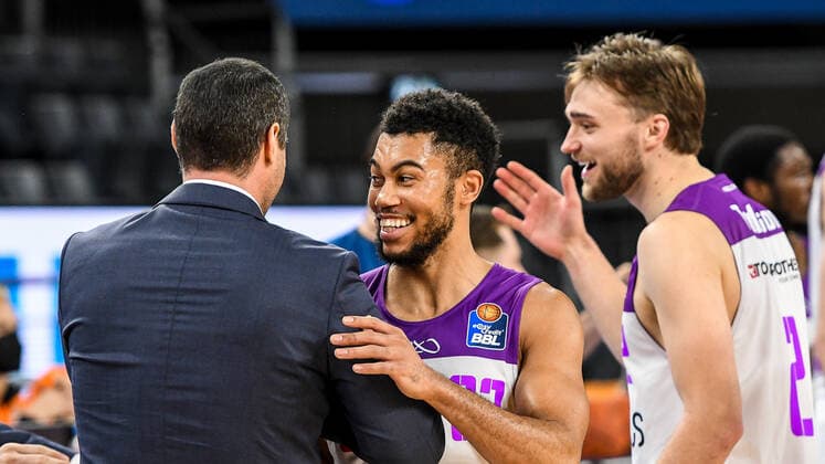 GER, BBL, ratiopharm ulm vs BG Göttingen Goettingen 30.12.2021, ratiopharm arena, Neu-Ulm, GER, BBL, ratiopharm ulm vs BG Göttingen Goettingen, im Bild Roel Moors (Goettingen) und Stephen Brown Jr. (Goettingen, 22), Jake Toolson (Goettingen, 2), nach Spielende