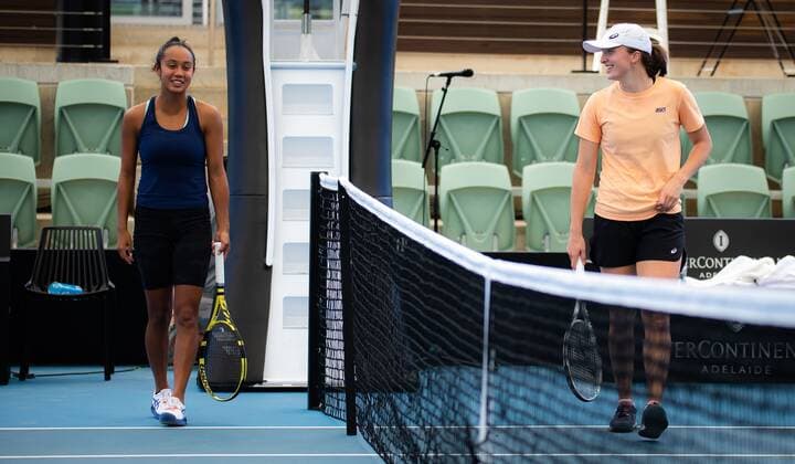 Mandatory Credit: Photo by Rob Prange Shutterstock (12674441al) Leylah Fernandez of Canada & Iga Swiatek of Poland during practice ahead of the 2022 Adelaide International WTA, Tennis Damen 500 tennis tournament 2022 Adelaide International Pre-Tournament - 31 Dec 2021 2022 Adelaide International Pre-Tournament - 31 Dec 2021  Copyright: xRobxPrange Shutterstockx 12674441al