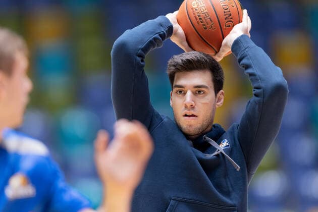 Fraport Skyliners - MLP Academics Heidelberg, easyCredit-BBL Der verletzte Bruno Vrcic (Fraport Skyliners, 7) hilft beim Aufwärmprogramm des Teams. Basketball-Spiel des easyCredit BBL zwischen den Fraport Skyliners und den MLP Academics Heidelberg am 30. Dezember 2021 in der Ballsporthalle in Frankfurt am Main., Frankfurt am Main Hessen Deutschland Ballsporthalle