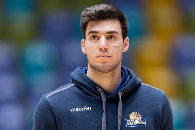 Fraport Skyliners - MLP Academics Heidelberg, easyCredit-BBL Bruno Vrcic (Fraport Skyliners, 7). Basketball-Spiel des easyCredit BBL zwischen den Fraport Skyliners und den MLP Academics Heidelberg am 30. Dezember 2021 in der Ballsporthalle in Frankfurt am Main., Frankfurt am Main Hessen Deutschland Ballsporthalle