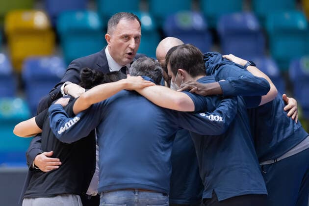Fraport Skyliners - MLP Academics Heidelberg, easyCredit-BBL Teamkreis der Heidelberger Trainer und Betreuer um Head Coach Branislav Ignjatovic (Heidelberg). Basketball-Spiel des easyCredit BBL zwischen den Fraport Skyliners und den MLP Academics Heidelberg am 30. Dezember 2021 in der Ballsporthalle in Frankfurt am Main., Frankfurt am Main Hessen Deutschland Ballsporthalle