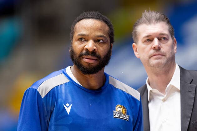 Fraport Skyliners - MLP Academics Heidelberg, easyCredit-BBL Quantez Robertson (Fraport Skyliners, 23), rechts im Hintergrund Co-Trainer Klaus Perwas (Fraport Skyliners). Basketball-Spiel des easyCredit BBL zwischen den Fraport Skyliners und den MLP Academics Heidelberg am 30. Dezember 2021 in der Ballsporthalle in Frankfurt am Main., Frankfurt am Main Hessen Deutschland Ballsporthalle