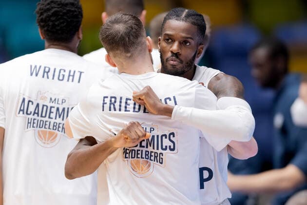 Fraport Skyliners - MLP Academics Heidelberg, easyCredit-BBL Shyron Ely (Heidelberg, 5) umarmt Leon Friederici (Heidelberg, 30). Basketball-Spiel des easyCredit BBL zwischen den Fraport Skyliners und den MLP Academics Heidelberg am 30. Dezember 2021 in der Ballsporthalle in Frankfurt am Main., Frankfurt am Main Hessen Deutschland Ballsporthalle