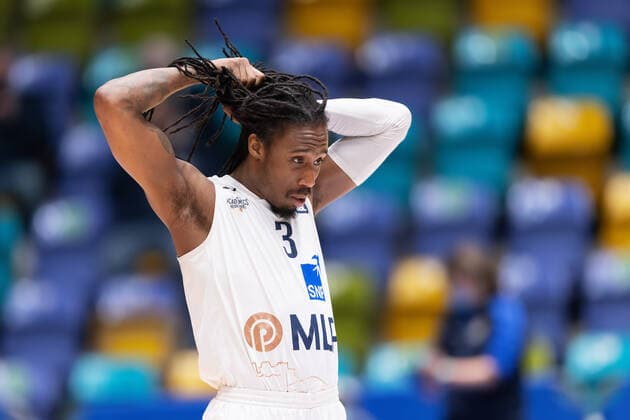 Fraport Skyliners - MLP Academics Heidelberg, easyCredit-BBL Robert Lowery Jr. (Heidelberg, 3) bindet sich seine Dreadlocks zusammen. Basketball-Spiel des easyCredit BBL zwischen den Fraport Skyliners und den MLP Academics Heidelberg am 30. Dezember 2021 in der Ballsporthalle in Frankfurt am Main., Frankfurt am Main Hessen Deutschland Ballsporthalle