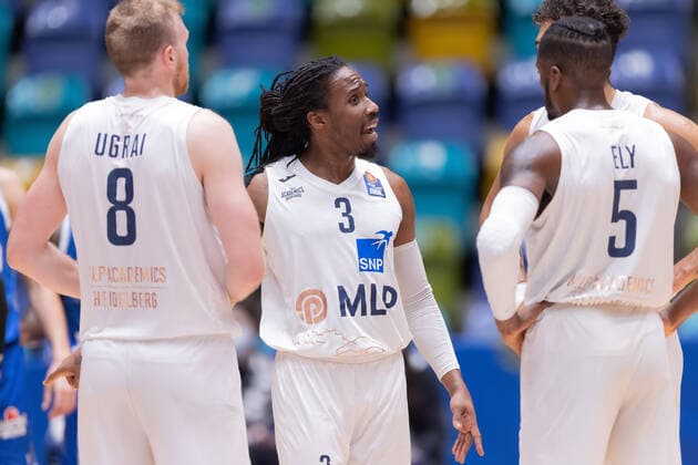 Fraport Skyliners - MLP Academics Heidelberg, easyCredit-BBL Diskussionen zwischen Max Ugrai (Heidelberg, 8), Robert Lowery Jr. (Heidelberg, 3) Brekkott Chapman (Heidelberg, 1) und Shyron Ely (Heidelberg, 5). Basketball-Spiel des easyCredit BBL zwischen den Fraport Skyliners und den MLP Academics Heidelberg am 30. Dezember 2021 in der Ballsporthalle in Frankfurt am Main., Frankfurt am Main Hessen Deutschland Ballsporthalle