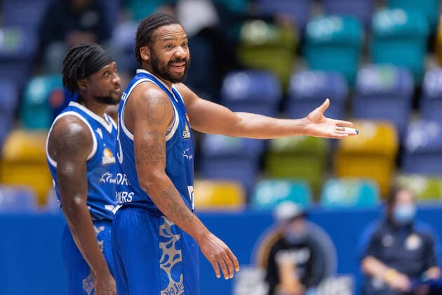 Fraport Skyliners - MLP Academics Heidelberg, easyCredit-BBL Quantez Robertson (Fraport Skyliners, 23) diskutiert mit dem Schiedsrichter. Basketball-Spiel des easyCredit BBL zwischen den Fraport Skyliners und den MLP Academics Heidelberg am 30. Dezember 2021 in der Ballsporthalle in Frankfurt am Main., Frankfurt am Main Hessen Deutschland Ballsporthalle