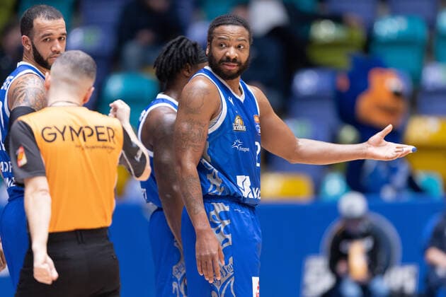Fraport Skyliners - MLP Academics Heidelberg, easyCredit-BBL Quantez Robertson (Fraport Skyliners, 23) diskutiert mit dem Schiedsrichter. Basketball-Spiel des easyCredit BBL zwischen den Fraport Skyliners und den MLP Academics Heidelberg am 30. Dezember 2021 in der Ballsporthalle in Frankfurt am Main., Frankfurt am Main Hessen Deutschland Ballsporthalle
