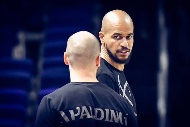 31.12.2021, xlakx, Basketball BBL Bundesliga, Alba Berlin - s.Oliver Würzburg emspor, v.l. Alex King (s.Oliver Wuerzburg No.7) Berlin