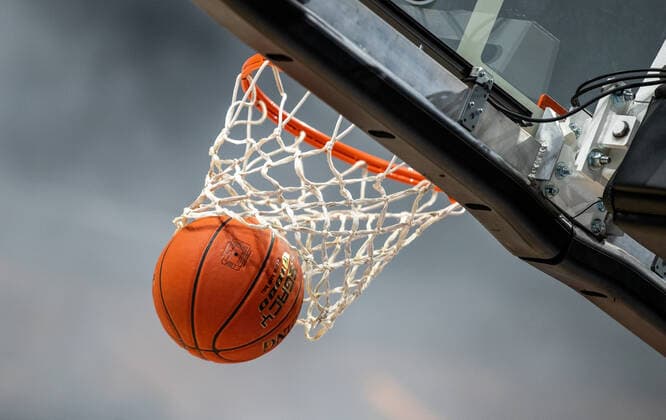 31.12.2021, Berlin, Basketball, 1. Bundesliga, easyCredit BBL, Hauptrunde, 14.Spieltag, Mercedes Benz Arena: ALBA Berlin - s.Oliver Wuerzburg. Ein Basketball landet im Korb. ALBA Berlin - s.Oliver Wuerzburg
