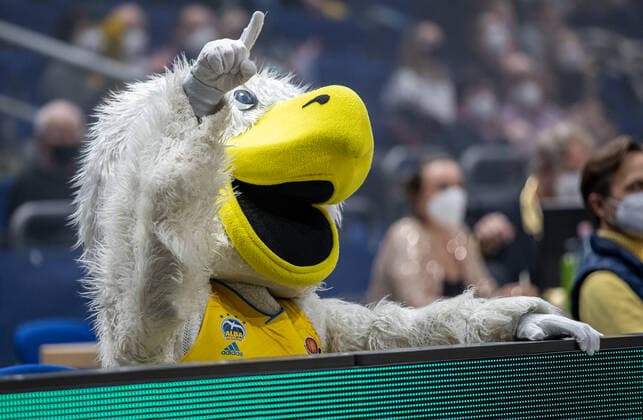Sport Themen der Woche KW52 Sport Bilder des Tages 31.12.2021, Berlin, Basketball, 1. Bundesliga, easyCredit BBL, Hauptrunde, 14.Spieltag, Mercedes Benz Arena: ALBA Berlin - s.Oliver Wuerzburg. Maskottchen Albatros von ALBA Berlin zeigt in eine Richtung. ALBA Berlin - s.Oliver Wuerzburg