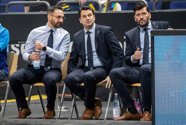 31.12.2021, Berlin, Basketball, 1. Bundesliga, easyCredit BBL, Hauptrunde, 14.Spieltag, Mercedes Benz Arena: ALBA Berlin - s.Oliver Wuerzburg. ALBAs Assistenztrainer Thomas Paech (l-r), Headcoach Israel Gonzalez und Sebastian Trzcionka verfolgen das Spiel. ALBA Berlin - s.Oliver Wuerzburg
