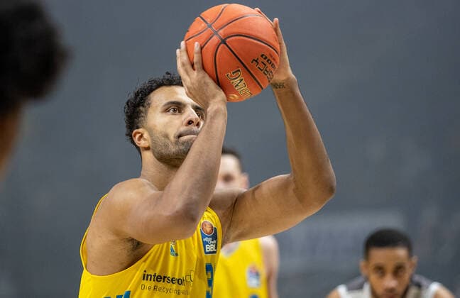 31.12.2021, Berlin, Basketball, 1. Bundesliga, easyCredit BBL, Hauptrunde, 14.Spieltag, Mercedes Benz Arena: ALBA Berlin - s.Oliver Wuerzburg. ALBAs Johannes Thiemann haelt den Ball bereit zum Freiwurf. ALBA Berlin - s.Oliver Wuerzburg