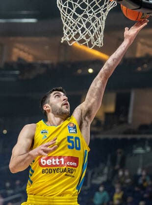 31.12.2021, Berlin, Basketball, 1. Bundesliga, easyCredit BBL, Hauptrunde, 14.Spieltag, Mercedes Benz Arena: ALBA Berlin - s.Oliver Wuerzburg. ALBAs Yovel Zoosman springt mit dem Ball zum Korb. ALBA Berlin - s.Oliver Wuerzburg