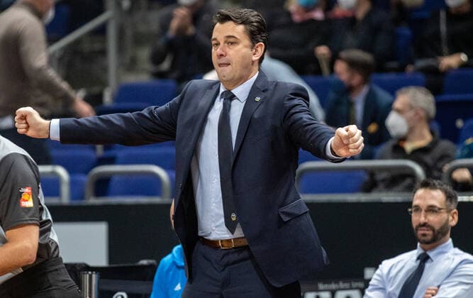 31.12.2021, Berlin, Basketball, 1. Bundesliga, easyCredit BBL, Hauptrunde, 14.Spieltag, Mercedes Benz Arena: ALBA Berlin - s.Oliver Wuerzburg. ALBAs Headcoach Israel Gonzalez steht gestikulierend am Rand des Courts. ALBA Berlin - s.Oliver Wuerzburg