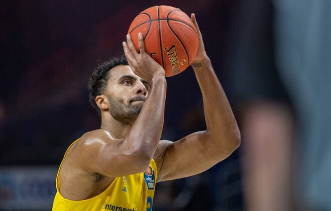 31.12.2021, Berlin, Basketball, 1. Bundesliga, easyCredit BBL, Hauptrunde, 14.Spieltag, Mercedes Benz Arena: ALBA Berlin - s.Oliver Wuerzburg. ALBAs Johannes Thiemann haelt den Ball bereit zum Freiwurf. ALBA Berlin - s.Oliver Wuerzburg